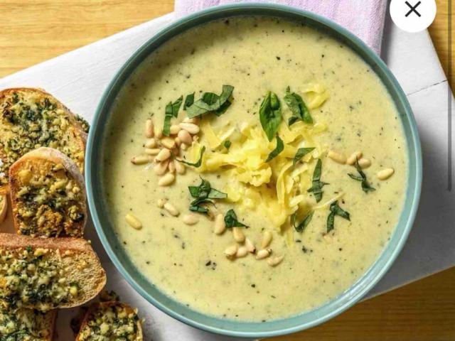 Brokkoli-Kartoffel-Suppe mit Pinienkernen, und käsigem Knoblauch | Hochgeladen von: clairestw