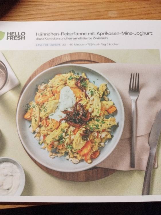 Hähnchen-Reispfanne mit Aprikosen-Minz-Joghurt, dazu Karotten un | Hochgeladen von: MLaphn