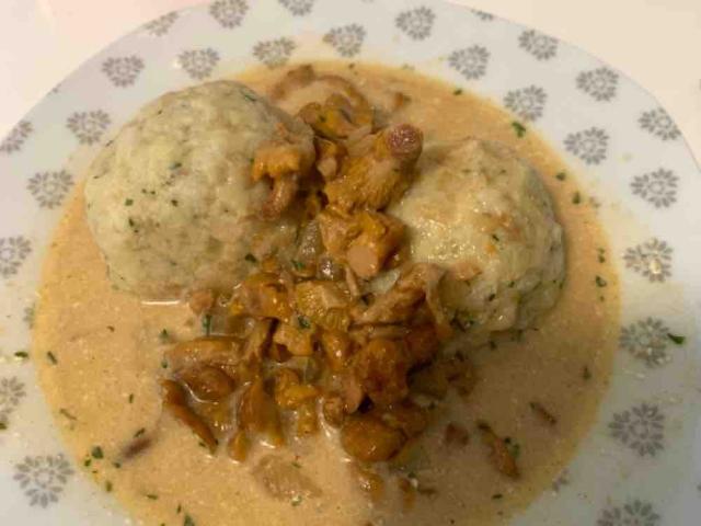 Eierschwammerl in Rahmsauce mit Knödel von Raphael3000 | Hochgeladen von: Raphael3000