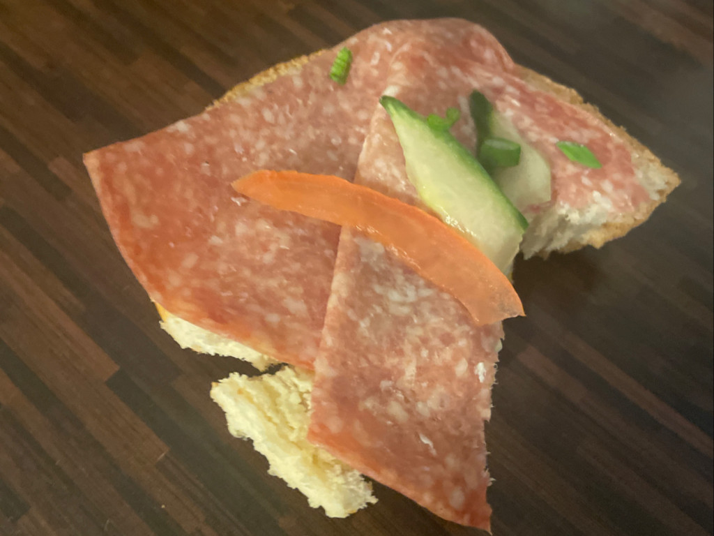 halbes Brötchen, Käse und Salami von XenBa | Hochgeladen von: XenBa