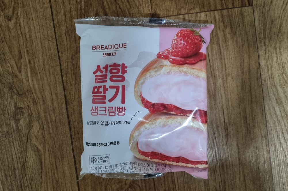 Strawberry Fresh Cream Bread, 설향딸기 생크림빵 von Anni-Banani | Hochgeladen von: Anni-Banani