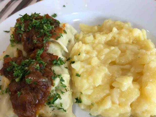 Veganer Maultaschen mit Zwiebelschmelze und Kartoffelsalat SWS v | Hochgeladen von: Rummel