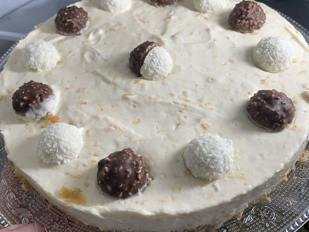 Fluffy Torte, Mit Raffaelo und Rocher Topping von MagtheSag | Hochgeladen von: MagtheSag Fluffy Torte, Mit Raffaelo und Rocher Topping von MagtheSag | Hochgeladen von: MagtheSag