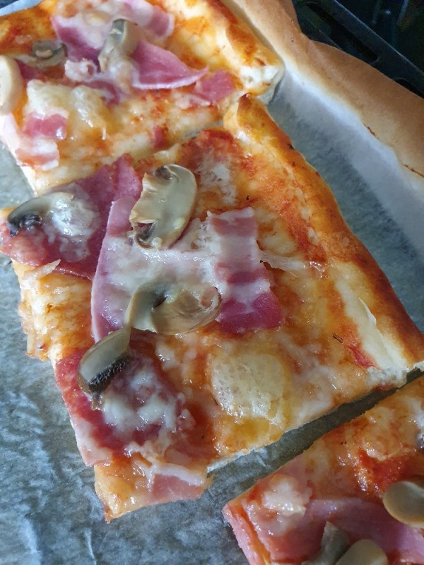 Pizza Salami, Kochschinken ohne Käse selbst gemacht von Belova | Hochgeladen von: Belova