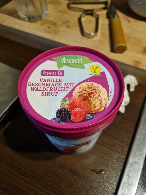 Veganes Eis, Vanille-Geschmack mit Waldfrucht-Sirup von Lara1608 | Hochgeladen von: Lara1608