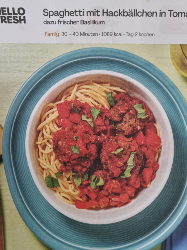 Spaghetti mit Hackbällchen in Tomatensoße, Dazu frischer Basilik | Hochgeladen von: sottimaus