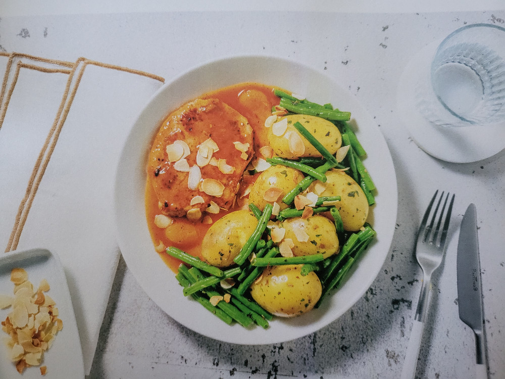 Schweinelachssteak mit Butterbohnen, dazu pikante Aprikosensoße  | Hochgeladen von: Scorpalyzer