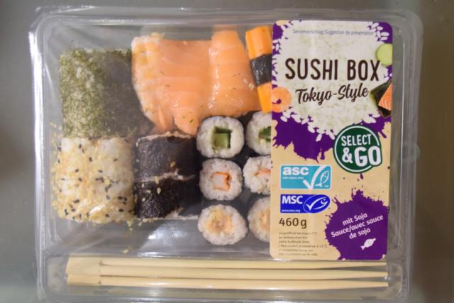 Sushi Box Tokyo-Style, 460 gr., Lidl, mit Soyasauce | Hochgeladen von: aoesch