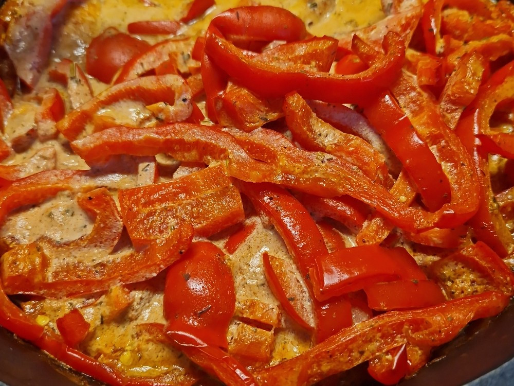 Paprika Sahne Hähnchen, Emmikochteinfach von Makra24 | Hochgeladen von: Makra24 Paprika Sahne Hähnchen, Emmikochteinfach von Makra24 | Hochgeladen von: Makra24