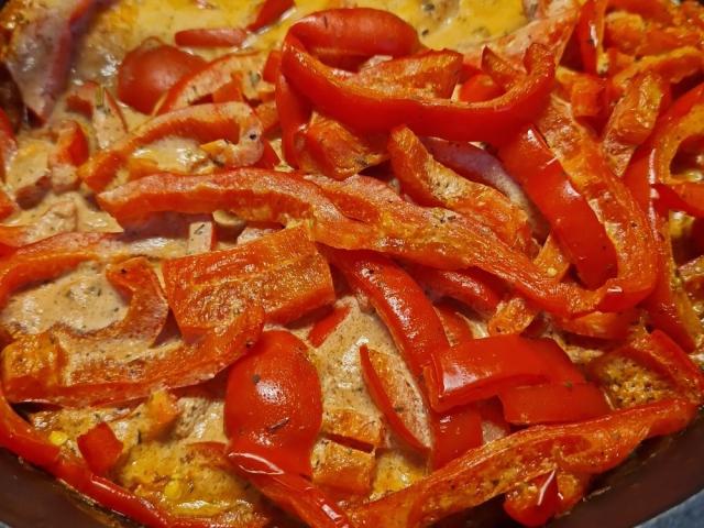Paprika Sahne Hähnchen, Emmikochteinfach von Makra24 | Hochgeladen von: Makra24 Paprika Sahne Hähnchen, Emmikochteinfach von Makra24 | Hochgeladen von: Makra24