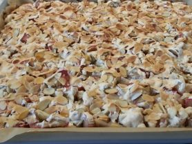 Rharbarberkuchen mit Eischneehaube und Mandeln | Hochgeladen von: Naschliese