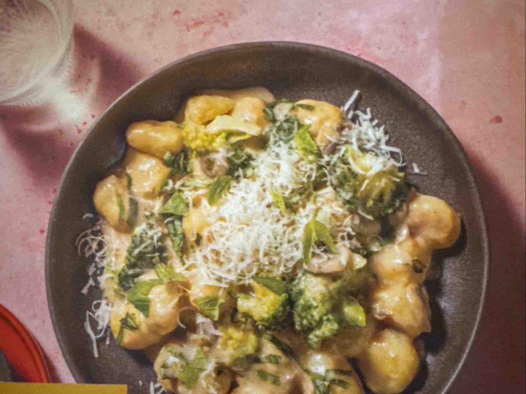 Gnocchi-Pfanne mit Brokkoli, in cremiger Champignon-Sahne-Soße v | Hochgeladen von: steks