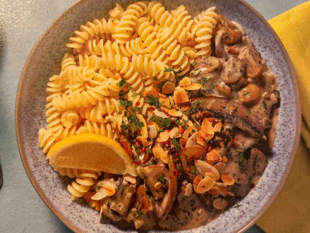 Veganes Portobello-Champignon-Stroganoff, auf Fussili mit Mandel | Hochgeladen von: AnniPoeh