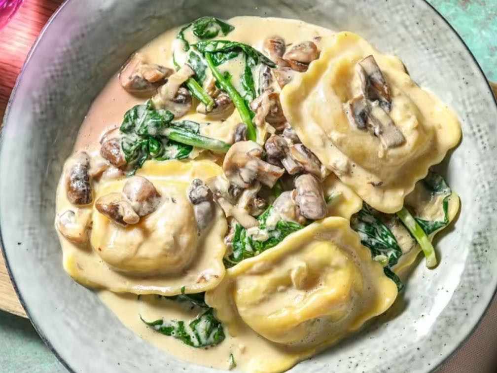 Maxi-Ravioli mit Tomate-Mozzarella-Füllung, in Käse-Spinat-Sauce | Hochgeladen von: clairestw