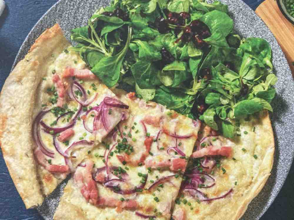 Elsässer Flammkuchen mit Speck, dazu Feldsalat mit Himbeer- Bals | Hochgeladen von: KaBo88