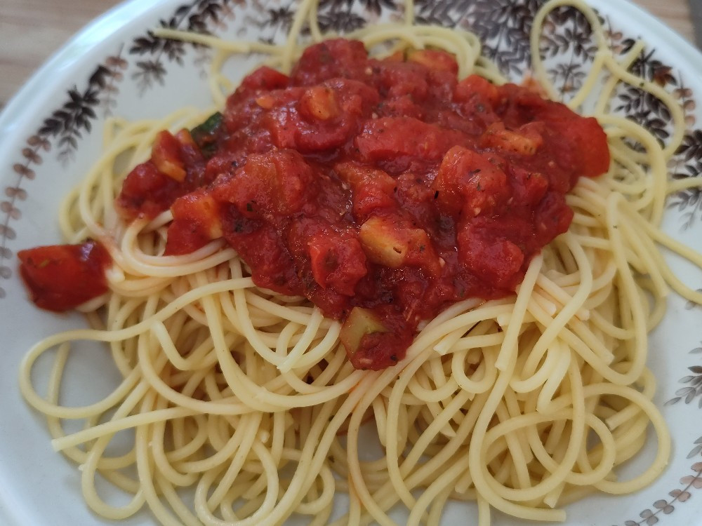 Spaghetti, mit Tomatensauce von jaelmeggie2010@gmail.com | Hochgeladen von: jaelmeggie2010@gmail.com Spaghetti, mit Tomatensauce von jaelmeggie2010@gmail.com | Hochgeladen von: jaelmeggie2010@gmail.com