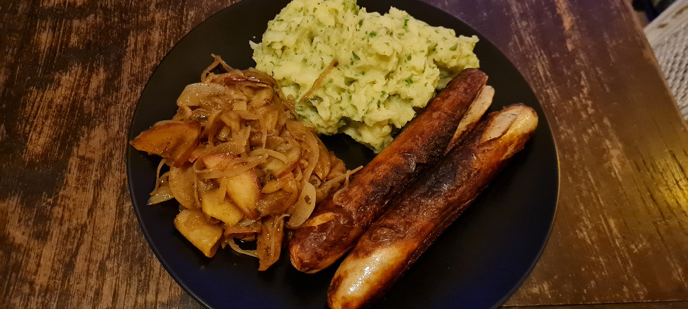 Bratwurst mit Apfel-Zwiebel-Gemüse, Bratwurst, Apfel, Kartoffelb | Hochgeladen von: Anni86FFM