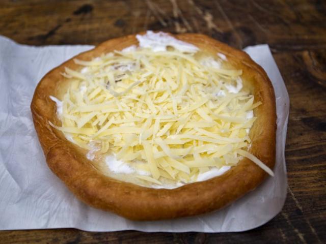 Langos, mit Käse und Sauerrahm von BuchStreit | Hochgeladen von: BuchStreit