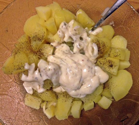 Leichter Kartoffelsalat, mit Miracel Whip und Zwiebeln | Hochgeladen von: xmellixx