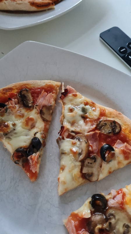 Pizza mit Schinken und Pilzen (Thermomix) von Annellas | Hochgeladen von: Annellas