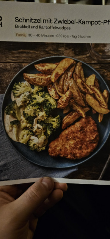 Schnitzel mit Zwiebel-Kampot-Pferffer Soße, Brokkoli und Kartoff | Hochgeladen von: Komaranzki