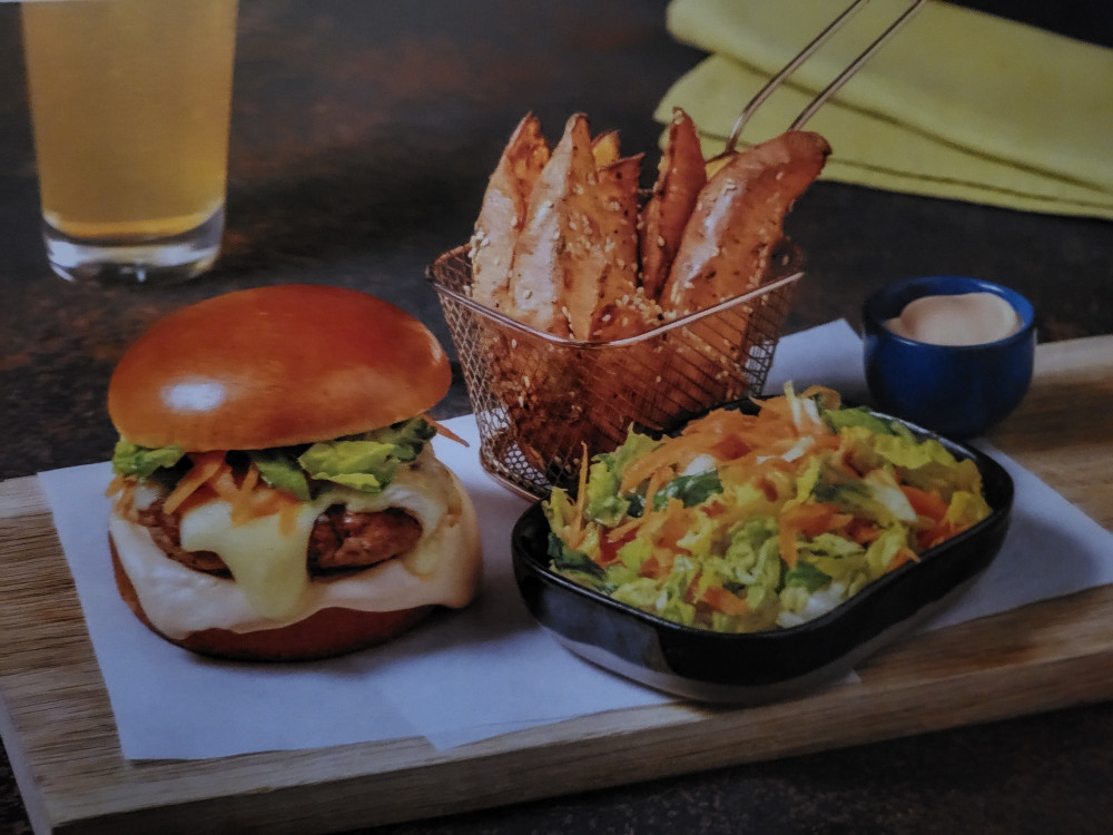 Käsiger Teriyaki-Burger mit scharfer Mayo, dazu Süßkartoffelspal | Hochgeladen von: Scorpalyzer