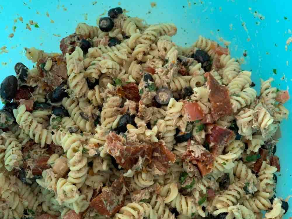 Basilikum-Pesto-Nudelsalat, mit Oliven, getrockneten Tomaten, Th | Hochgeladen von: Chrischtel