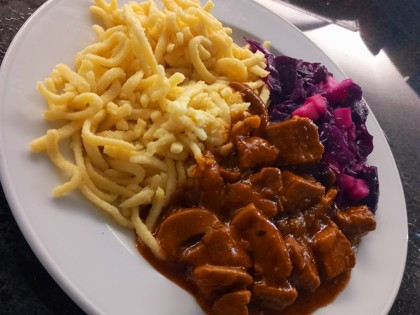 Schweine-Pilz-Gulasch mit Apfelrotkohl & Klöße, Standard 5,00 € | Hochgeladen von: i bims Schweine-Pilz-Gulasch mit Apfelrotkohl & Klöße, Standard 5,00 € | Hochgeladen von: i bims