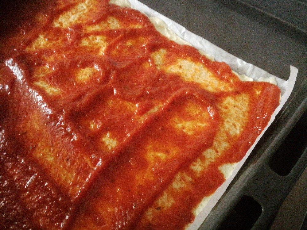 Pizza Teig mit Tomatensoße (Fertigprodukte) von anagen65 | Hochgeladen von: anagen65