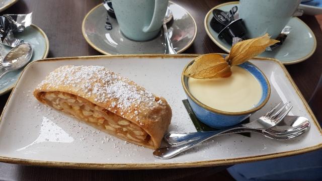 Apfelstrudel mit vanillesauce von Mao75 | Hochgeladen von: Mao75