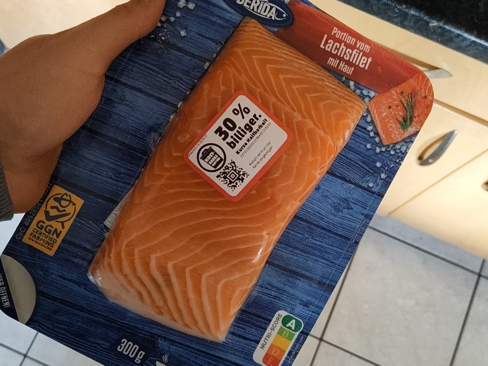 Lachsfilet, mit Haut von Myfyyy | Hochgeladen von: Myfyyy Lachsfilet, mit Haut von Myfyyy | Hochgeladen von: Myfyyy