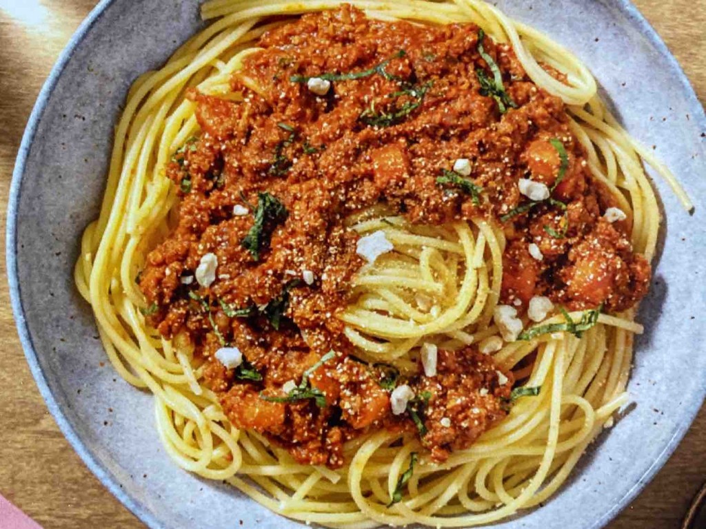 Spaghetti Bolognese mit veganem Hack, und Cashew-Semmelbröseln v | Hochgeladen von: mdiesterheft