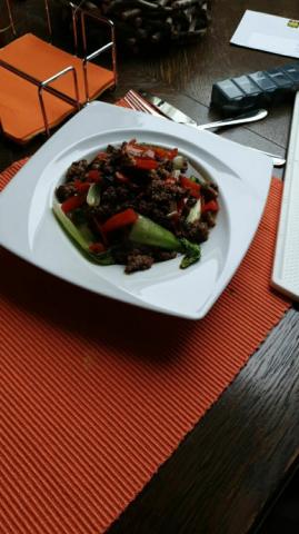 Asiatisches Rindfleisch mit Pilzen, Pac Choi und Limettenreis vo | Hochgeladen von: akalt