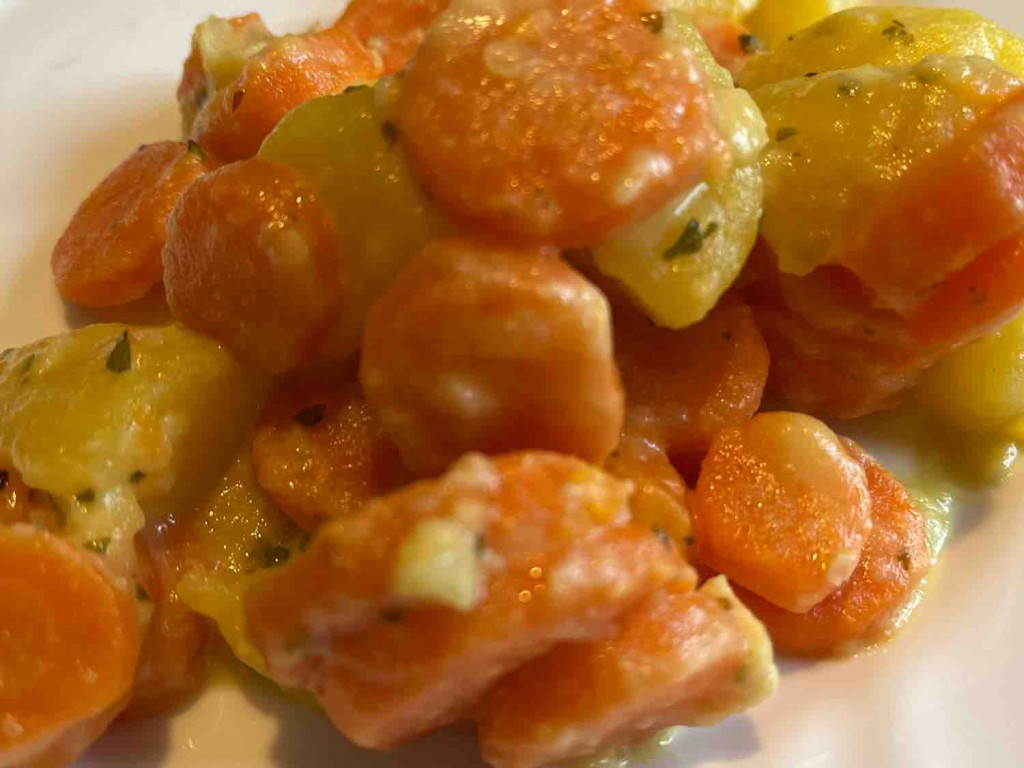 Kartoffel-Möhren-Gemüse, mit Bratwurst von auroranuklearis | Hochgeladen von: auroranuklearis