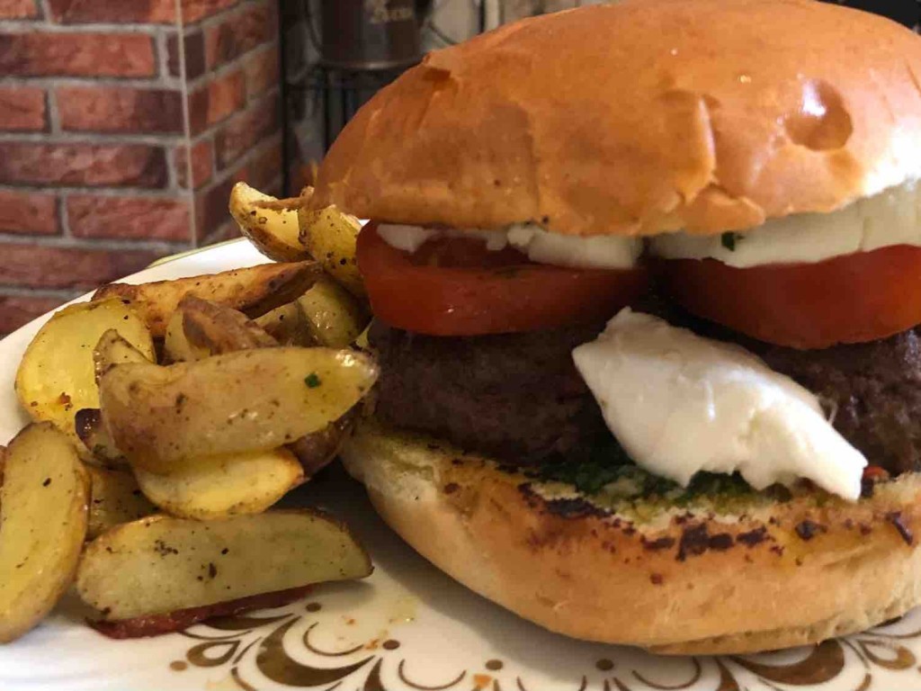 Beef-Burger mit Chimichurri, Kartoffelspalten, Mozzarella und To | Hochgeladen von: tortuga25