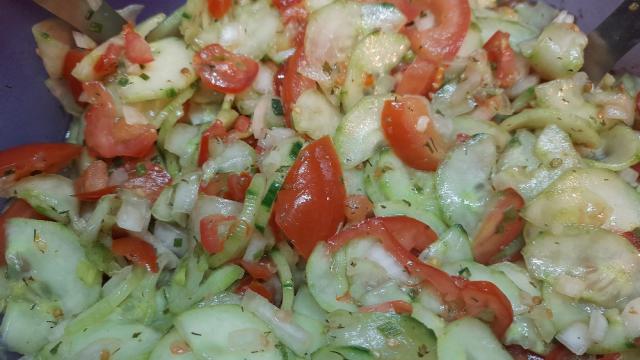 Gurken-, Tomatensalat mit Zwiebel und Lauch, Essig, wenig Öl von | Hochgeladen von: Dreli74