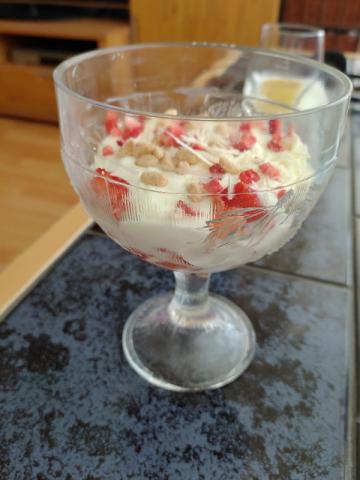 Quarkspeise mit frischen Erdbeeren, Erdbeere von Salzchips | Hochgeladen von: Salzchips