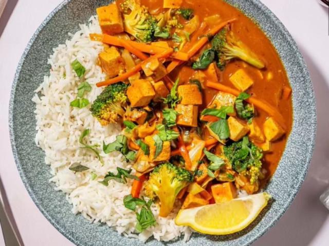 Thai Erdnuss-Curry mit krossem Chili-Tofu, dazu buntes Gemüse un | Hochgeladen von: clairestw Thai Erdnuss-Curry mit krossem Chili-Tofu, dazu buntes Gemüse un | Hochgeladen von: clairestw