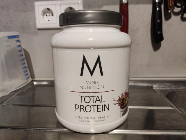 Total Protein, Nuss-Nougat-Praline by Sebian | Hochgeladen von: Sebian