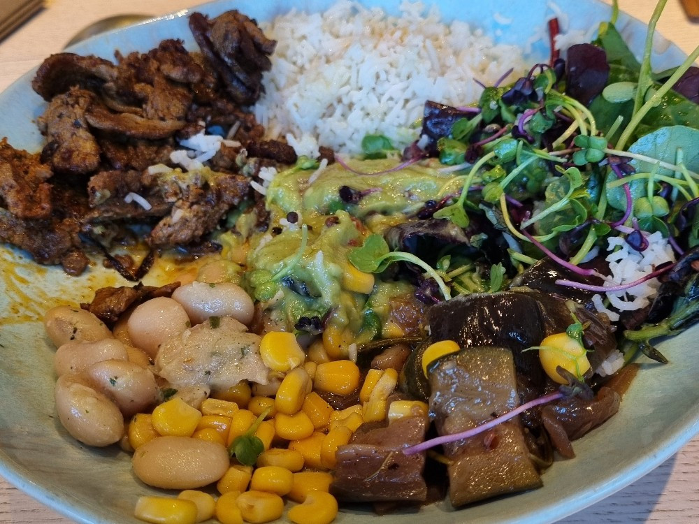 Burrito Bowl, Rinderfetzen, Reis, weiße Bohnen, Antipasti von Ka | Hochgeladen von: Karolina111 Burrito Bowl, Rinderfetzen, Reis, weiße Bohnen, Antipasti von Ka | Hochgeladen von: Karolina111