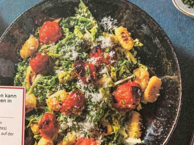 Caesar-Salat mit Gebratenen Gnocchi, dazu marinierte, gebackene  | Hochgeladen von: bergjens