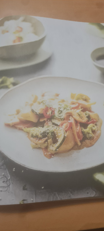 Gedünstetes Gemüse, Mit Erdnuss-Sauce von Elias kraft | Hochgeladen von: Elias kraft Gedünstetes Gemüse, Mit Erdnuss-Sauce von Elias kraft | Hochgeladen von: Elias kraft