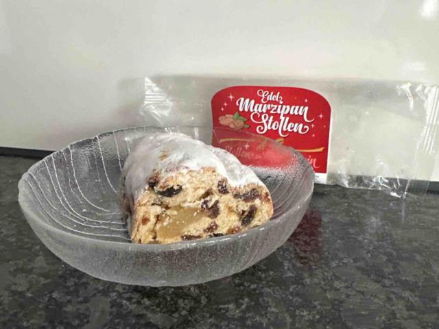 Edel Marzipan Stollen, mit Rosinen von Gertrud54 | Hochgeladen von: Gertrud54