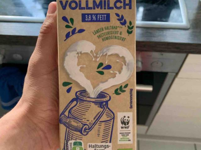 Frische Vollmilch, Milk with 3,8% Fat by tarek890 | Hochgeladen von: tarek890