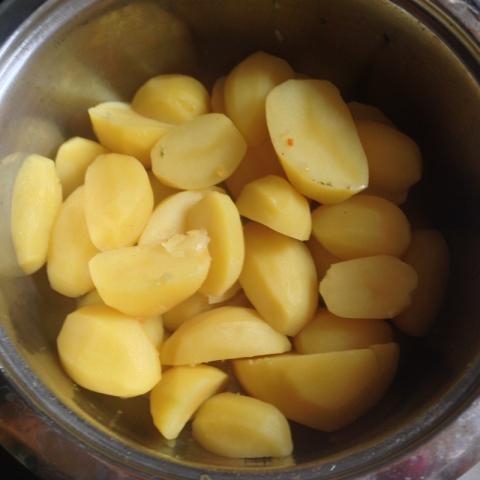 Kartoffeln gekocht, ohne Schale, gesalzen | Uploaded by: Jule0