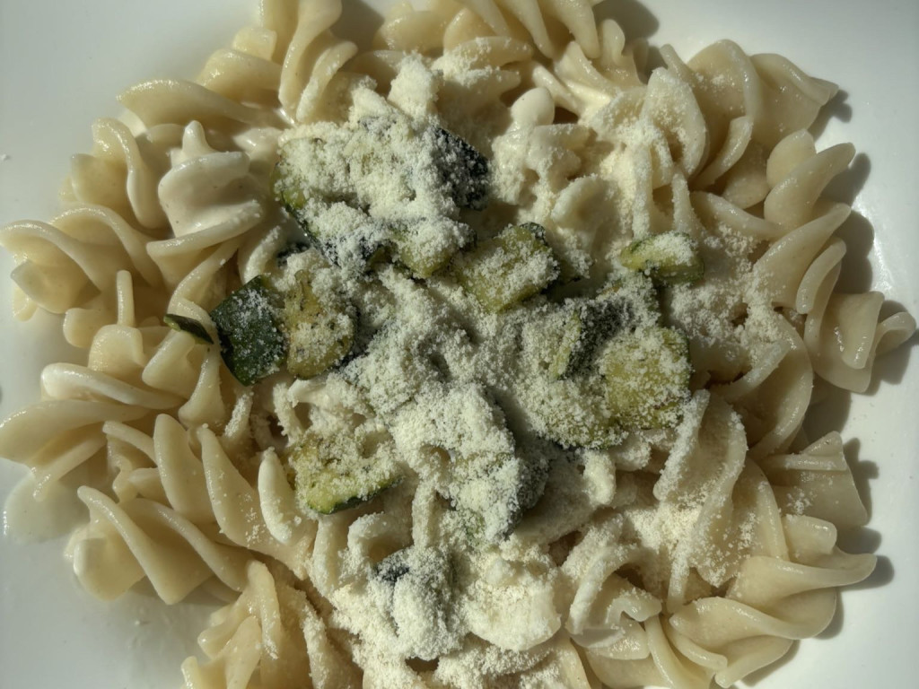 Hausgemachte Pasta Frischkäsesauce, gebratene Zuccini, Continent | Hochgeladen von: wueste58 Hausgemachte Pasta Frischkäsesauce, gebratene Zuccini, Continent | Hochgeladen von: wueste58