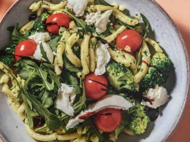 Pastasalat mit Frühlingskräuter-Dressing, Rucola, Kirschtomaten  | Hochgeladen von: Aripari