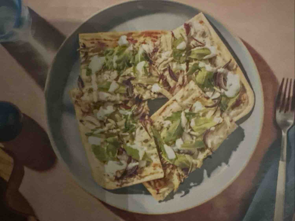 Fenchel-Zwiebel-Flammkuchen, mit Ziegenfrischkäse und Salat-Topp | Hochgeladen von: kariem361