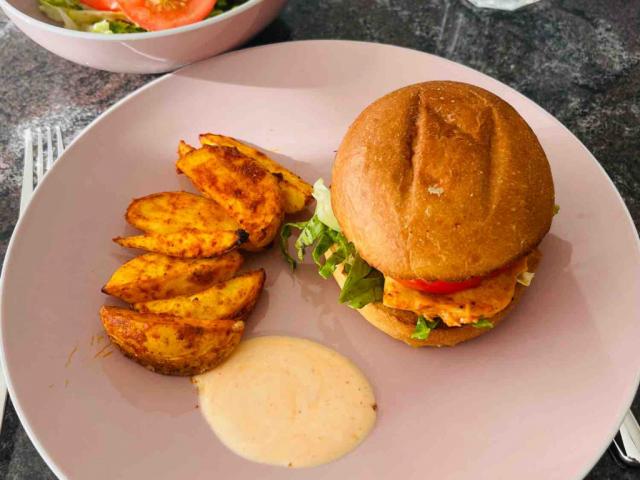 Spicy Siracha Chicken Burger, mit Kartoffelwedges, Salat & J | Hochgeladen von: mountgul