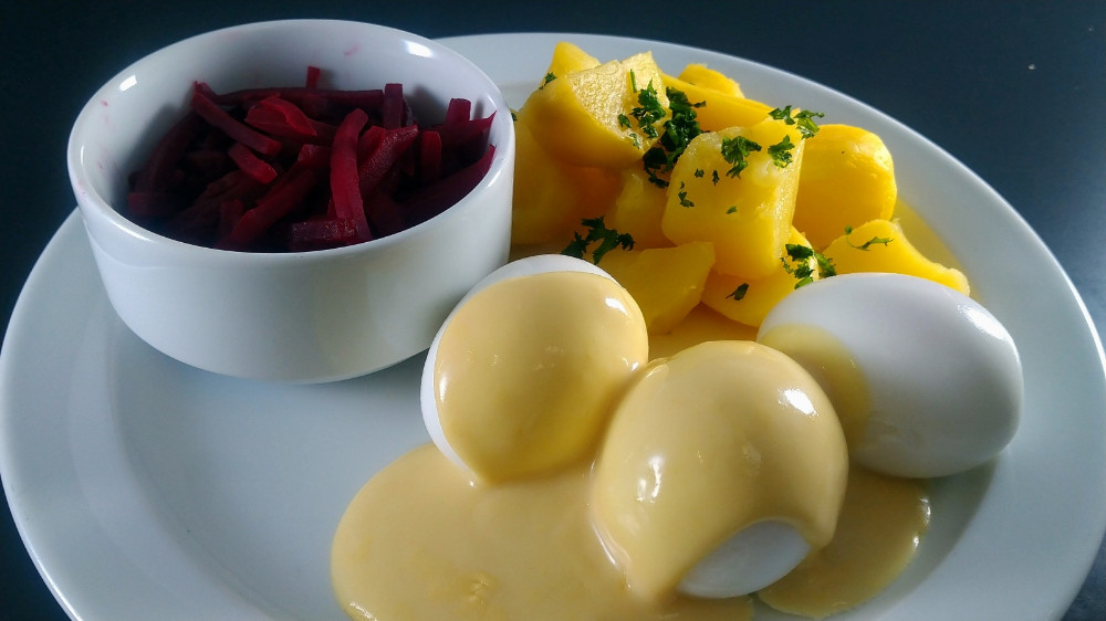 Drei gekochte Eier in Senfsoße mit Kartoffeln und Roter Bete von | Hochgeladen von: Burbi